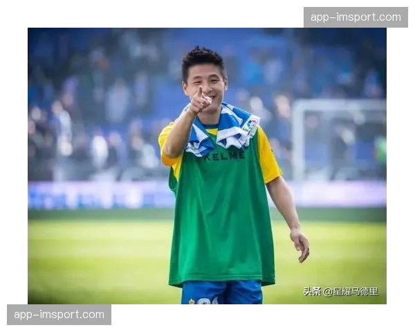 场边花絮:看台上尼斯小球迷举牌“祝爸爸生日快乐”,获全场掌声与进球球员飞吻