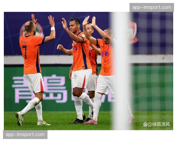 【2026年4月中超联赛保级区态势与走势分析·赛中·花絮特写：看台上，客队远征军打出巨型TIFO，上书“同舟共济”