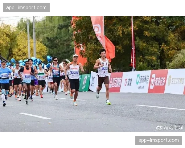 终点线后的拥抱:当对手亦是朋友,顶级竞争的温情一面 终点线后的拥抱:当对手亦是朋友,顶级竞争的温情一面